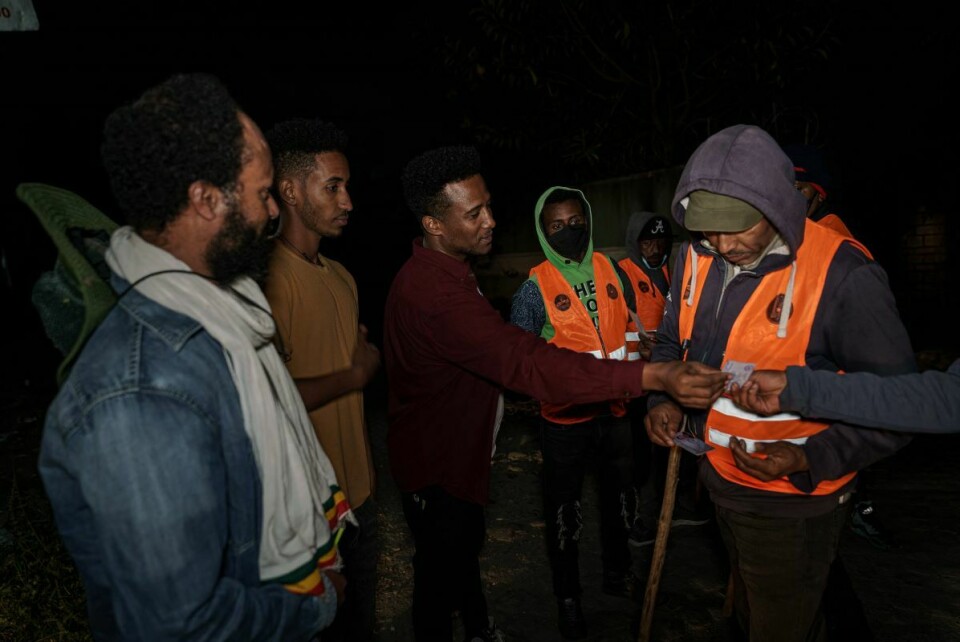 Frivillige i lokale vigilante-grupper sjekker identitetskort under unntakstilstanden i hovedstaden Addis Abeba. Frykten er at kontrollene egentlig har som mål å finne, arrestere og internere innbyggere på etnisk grunnlag. Foto: AFP / NTB