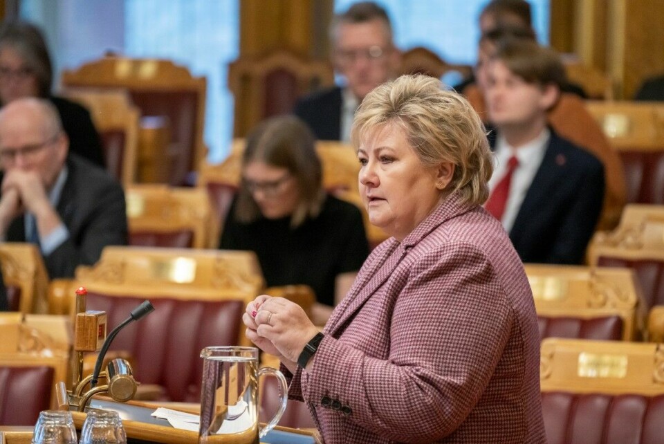 Høyre-leder Erna Solberg under spørretimen i Stortinget onsdag. Den tidligere statsministeren var krass i sin kritikk av regjeringens foreslåtte kutt i utdaninngsbistanden. Foto: Heiko Junge / NTB