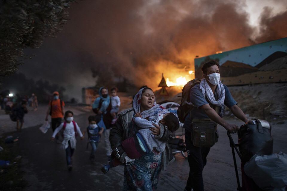 Migranter flykter fra Moria-leiren etter at det for andre dag på rad brøt ut brann i leiren i september. Foto: Petros Giannakouris / AP / NTB