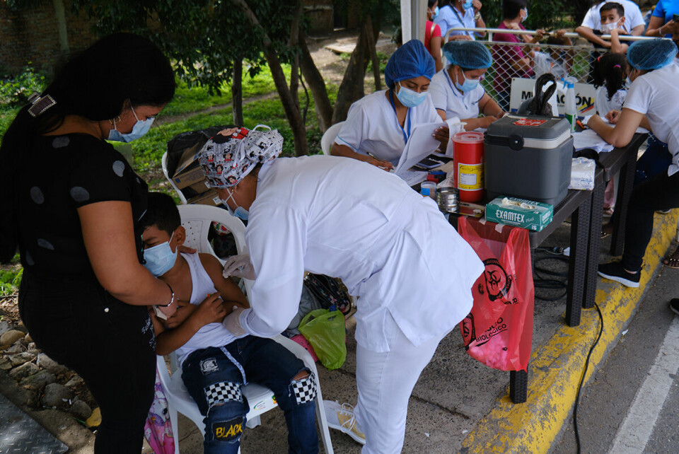 Colombiansk helsepersonell er i full gang med å vaksinere venezuelanske barn på grensen.
