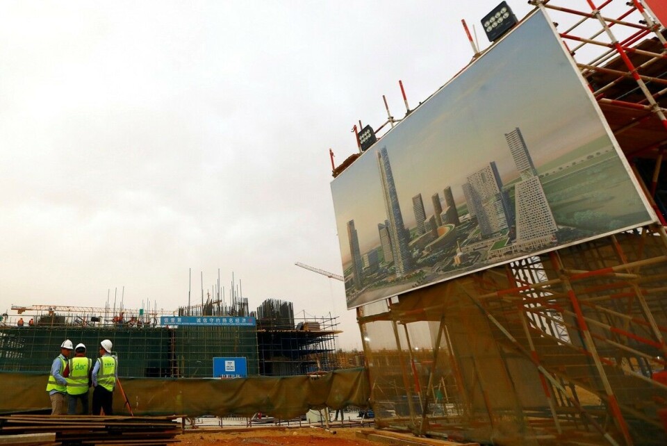 Kinesiske arbeidere under arbeid på det som skal bli Egypts nye adminstrative hovedstad. Kinesiske selskaper og banker har stått for omfattende infrastruktur-prosjekter i en rekke utviklingsland. Kina har samtidig blitt kritisert for å finansiere prestisjeprosjekter og lytte lite til kritiske røster. Foto: Amr Abdallah Dalsh / Reuters / NTB