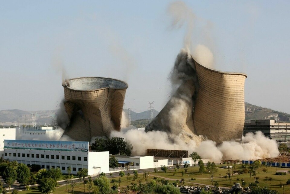 Kjøletårn ved et kullkraftverk i Zaozhuang i Shandong-provinsen i Kina kollapser under en kontrollert ødeleggelse. Kina har lovet å slutte å bygge kullkraftverk i utlandet. Det vil bety mange færre nye kullkraftverk i utviklingsland. Ny rapport beregner den årlige effekten til inntil 12 ganger Norges utslipp. Foto: China Stringer Network / Reuters / NTB