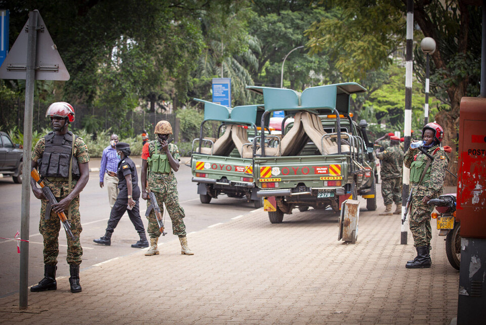Politiet overvåker området rundt parlamentet i Kampala der en bombe gikk av kl 10.06 lokal tid