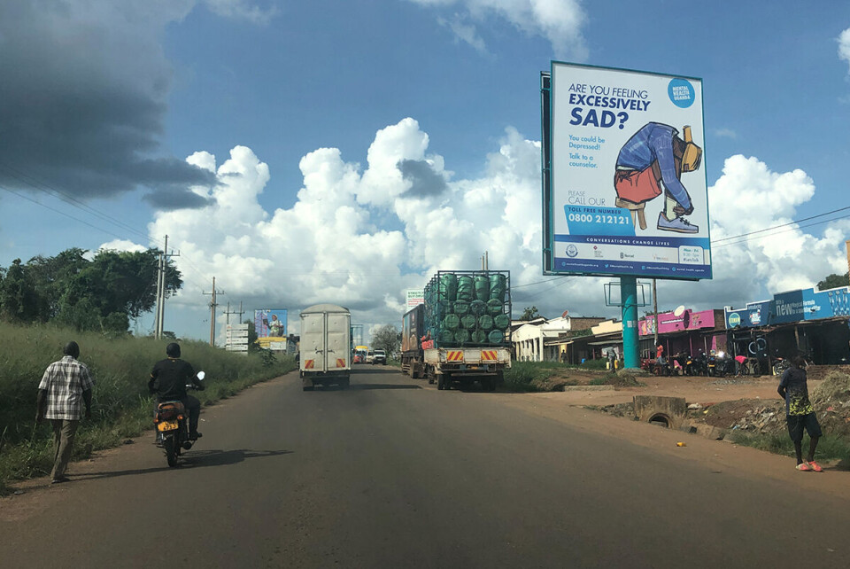 Det henger store plakater ved veiene mange steder i landet. Det er en del av en opplysningskampanje til organisasjonen Mental Health Uganda og reklame for den nye nasjonale hjelpetelefonen