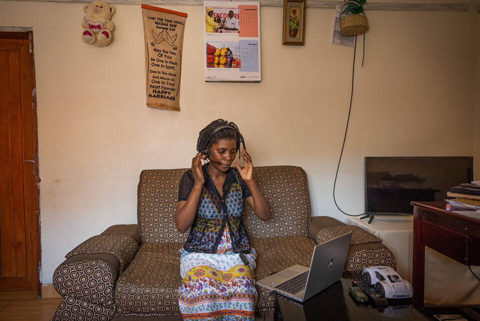 Rådgiver Erusa Nakiyimba ved Mental Health Uganda svarer på samtaler via den nyetablerte hjelpetelefonen for ungdommer med psykiske lidelser. Hun har hatt hjemmekontor under koronakrisen og hjulpet mange som sliter psykisk.
