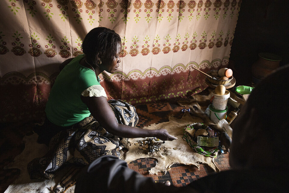 Josephine Apwonyo (36) sier hun var forfulgt av ånder som liten og at åndene forstyrret henne sånn at hun måtte slutte på skolen. For noen år siden gikk hun gjennom et rituale som gjorde henne åndelig og i stand til å hjelpe andre. I dag er hun en kjent tradisjonell healer i Nord-Uganda og folk kommer til henne får å få hjelp med både økonomiske og helserelaterte problemer. Mange av pasientene har psykiske lidelser og Josephine sier hun har hjulpet mange med sin spesielle urtebehandling.