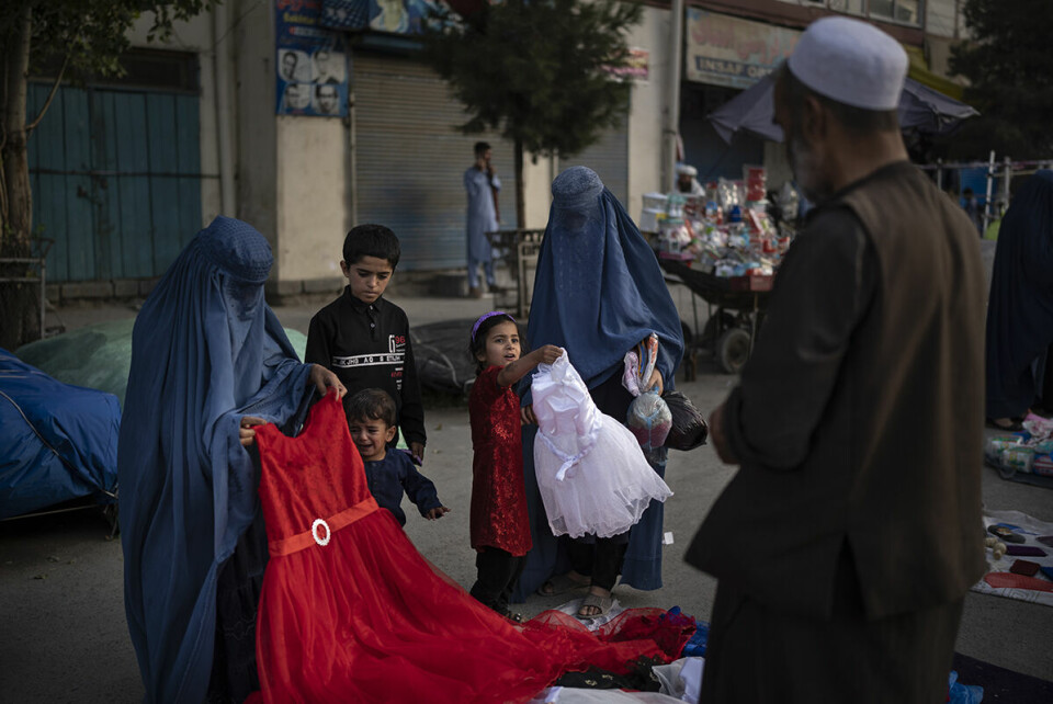 Den nye regjeringen vil gjenoppta bistanden til Afghanistan, blant annet ved å støtte kvinneorganisasjoner. Bildet er tatt på et marked i Kabul i midten av september. Foto: Felipe Dana / AP / NTB