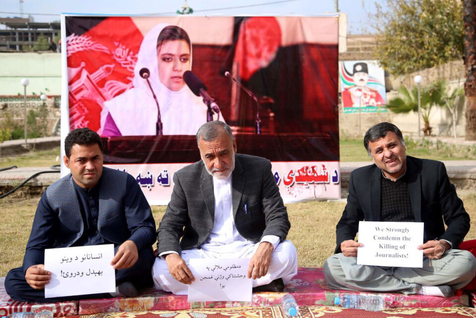 Journalister i Afghanistan i en stille protest mot drapet på Malala Maiwand. Hun jobbet som journalist for tv-nettverket Enakas i Nangarhar, i Jalalabad. Hun ble skutt og drept 11. desember. Foto: NTB