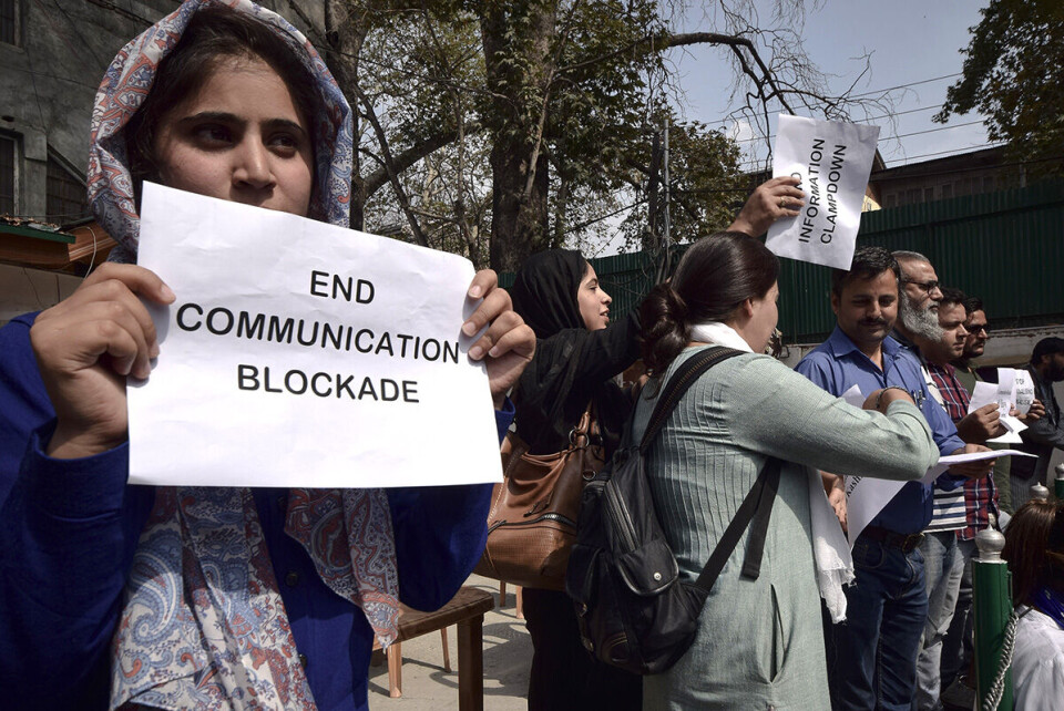 Journalister protesterer mot kommunikasjonsblokaden utenfor presseklubben i Srinagar. Foto: Adil Hussain
