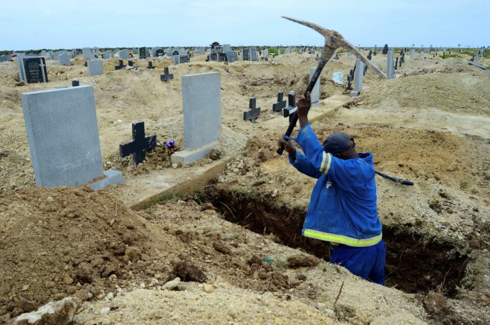 Nærmere 830.000 har fått påvist koronasmitte og 22.500 er døde i Sør-Afrika, som også er det landet i Afrika som har testet flest. Her graves det nok en grav for et koronaoffer i Port Elizabeth. Foto: AP / NTB