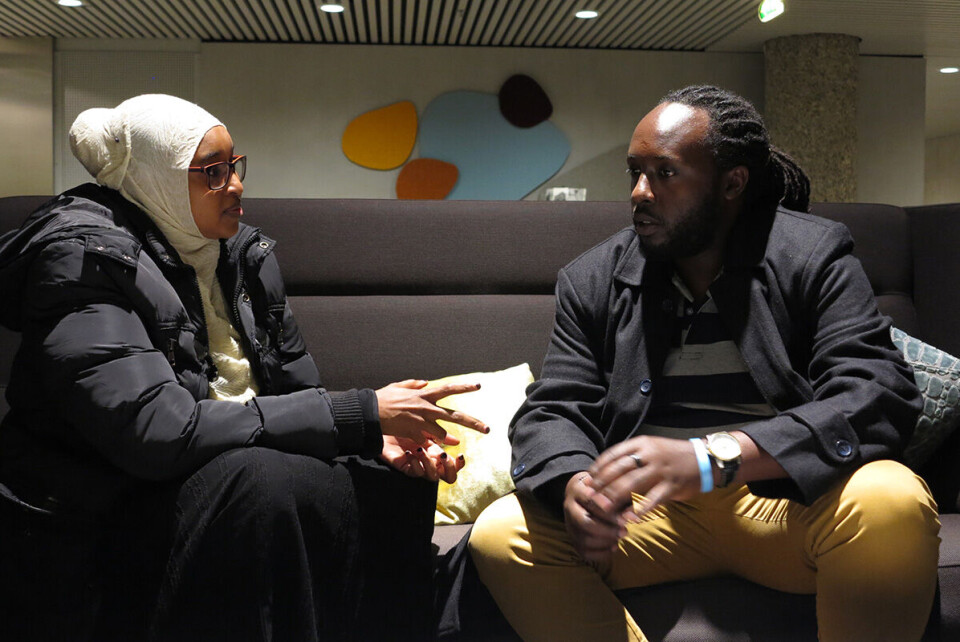 Sumaya Abdinoor i WWF Kenya og Teddy Muturi Kamau frå Kenya Oil and Gas Working Group er opptekne av å påverka myndigheitene sitt arbeid med den unge petroleumsindustrien i landet. Foto: Maria Lavik
