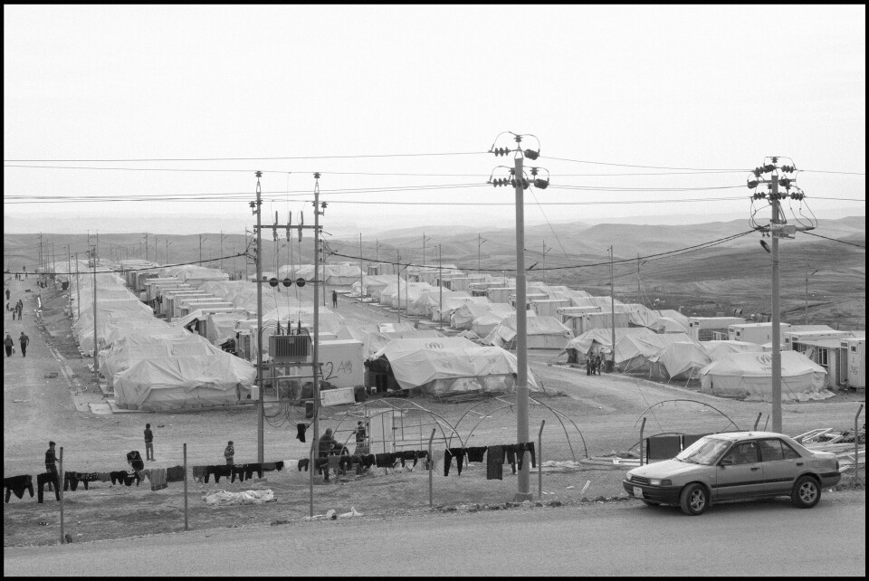 Bardarash-leiren ligger på en slette et par timers kjøring fra byen Erbil, i den kurdiskkontrollerte delen av Irak. Leiren ble opprinnelig etablert for å huse irakiske internflyktninger som tilhørte en etnisk minoritet og hadde flyktet fra IS. De dro hjem i 2018 og leiren sto tom en drøyt år. Men siden oktober i år er den blitt fylt opp med rundt 10 000 syriske kurdere som flyktet fra kampene i grenseområdet mellom Syria og Tyrkia.
