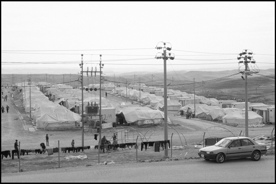 Bardarash-leiren ligger på en slette et par timers kjøring fra byen Erbil, i den kurdiskkontrollerte delen av Irak. Leiren ble opprinnelig etablert for å huse irakiske internflyktninger som tilhørte en etnisk minoritet og hadde flyktet fra IS. De dro hjem i 2018 og leiren sto tom en drøyt år. Men siden oktober i år er den blitt fylt opp med rundt 10 000 syriske kurdere som flyktet fra kampene i grenseområdet mellom Syria og Tyrkia.