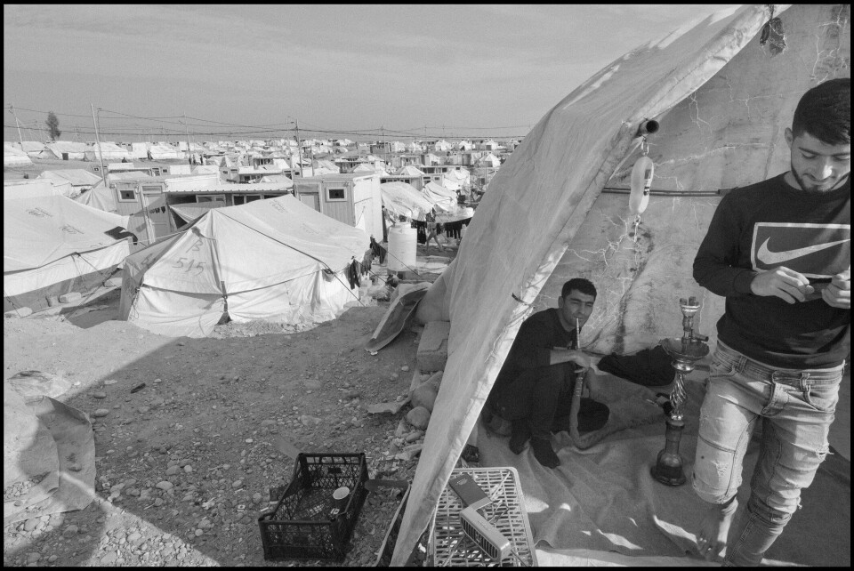 Det er en høy andel unge menn i leiren, mange av dem har flyktet for å unngå militærtjeneste i Syria.