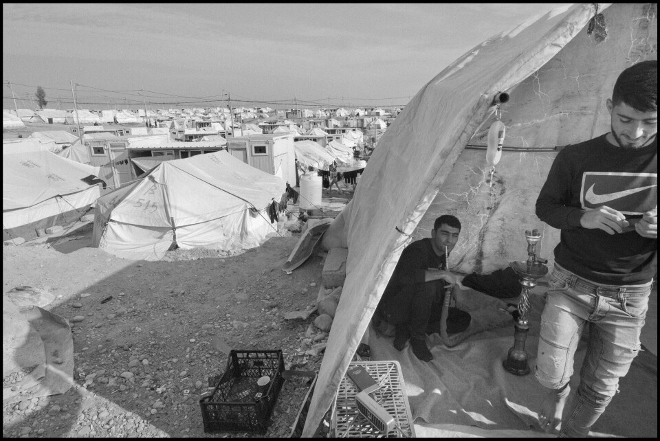 Det er en høy andel unge menn i leiren, mange av dem har flyktet for å unngå militærtjeneste i Syria.