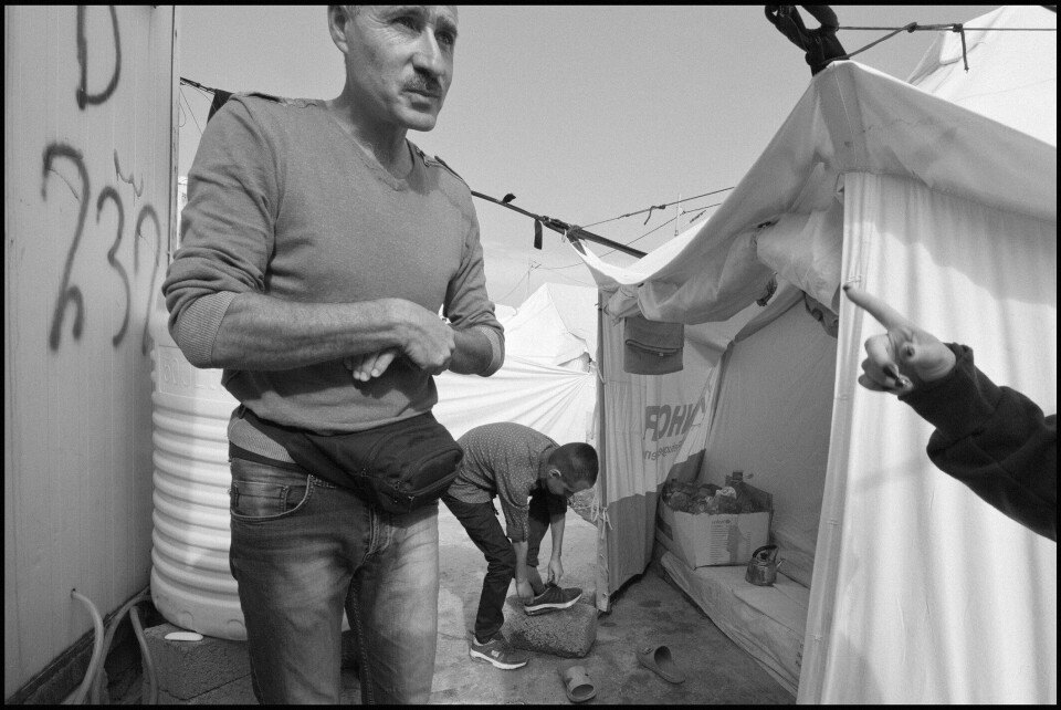 Radwan Abdul-Qader Hussein, 47, og sønnen Abdul Khader (11) utenfor familiens telt i Bardarash-leiren i nord-Irak. For bare to måneder siden hadde familien Hussein et godt liv i nord-Syria. Så gikk tyrkiske tropper inn i Syria og ble møtt med motstand fra kurdiske militser. Nå har familien mistet alt og framtida er usikker.
- Det aller viktigste er at vi er sammen og at vi er trygge, sier Radwan.