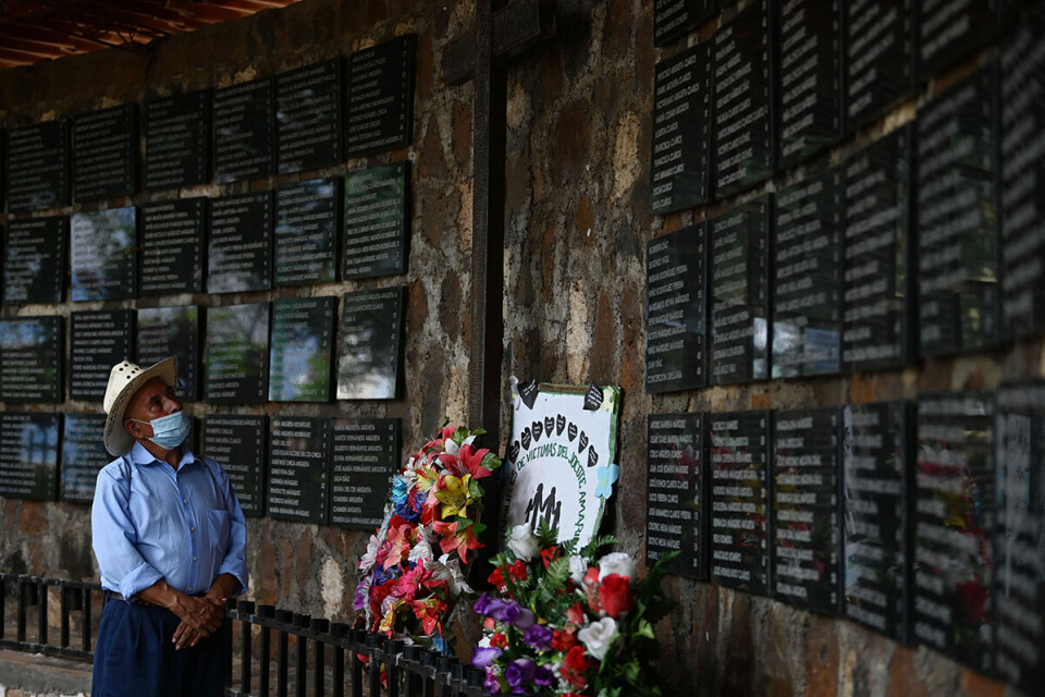Navnene til mer enn tusen drepte, mange barn, er risset inn i stein i minnelunden i sentrum av El Mozote.