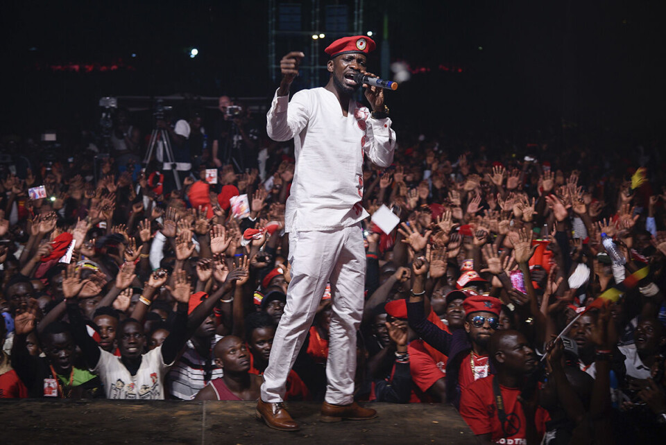 Robert Kyagulanyi Sentamu er musiker, gründer, parlamentsmedlem, skuespiller og filantrop. Hans humanitære arbeid har handlet om å gjøre livet lettere for fattige i Uganda. Her står han på scenen i en forstad til Kampala 10. November i år. Foto: Isaac Kasamani / AFP / NTB scanpix