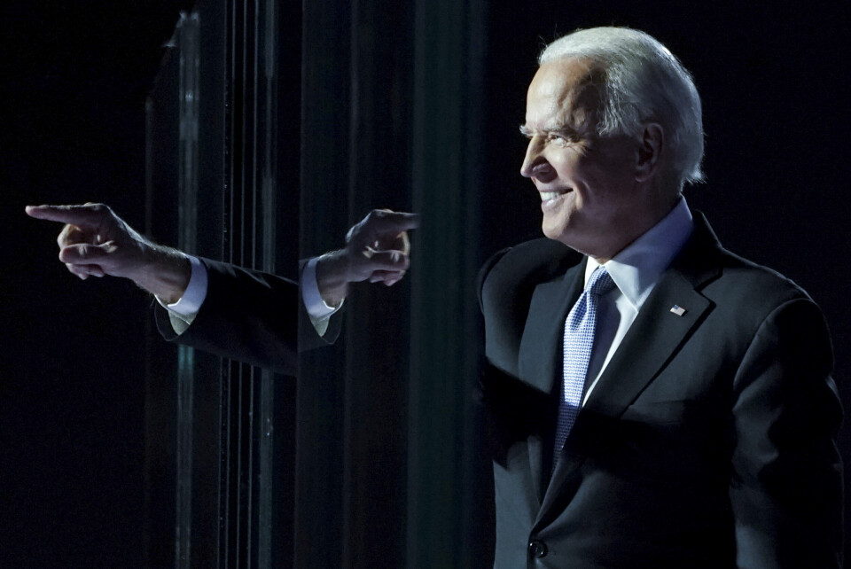 På vei inn: Joe Biden. Her snakker han til tilhengere rett etter at det ble ble klart at han er valgt til USAs 46. president. Foto: Kevin Lamarque / Reuters / NTB