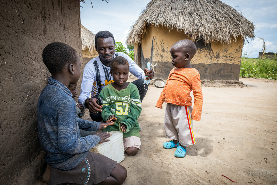 - Jeg drar stadig tilbake til Juba for å jobbe. Skolepenger er dyrt og pengene jeg tjener på å kjøre motorsykkeltaxi er viktig inntekt for familien, sier Mathew Clement (30) som Bistandsaktuelt møter sammen med barna ved hjemmet i Palorinya.