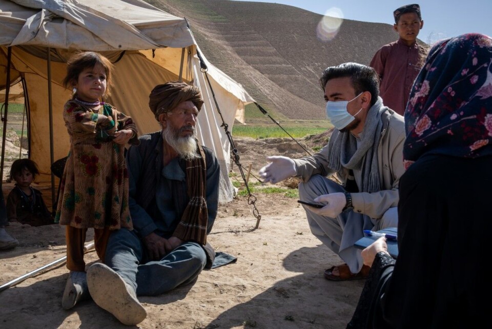 FN anslår at rundt 22 millioner afghanere kan trenge nødhjelp i vinter. Seksbarnsfaren Mawladad (til venstre) har sammen med familien måtte flytte flere ganger de siste årene på grunn av tørke. Da bildet ble tatt tidligere i år bodde de en teltleir i Baghdis sammen med 200 andre familier. Foto: Enayatullah Azad / Flyktninghjelpen.