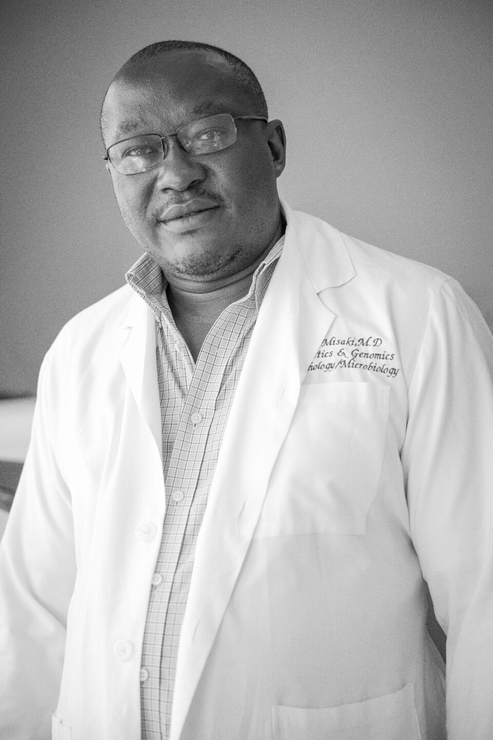 Professor Misaki Wayengera er klinisk genetiker, immunolog, virolog og har forsket på virussykdommer i en årrekke. Foto: Sofi Lundin