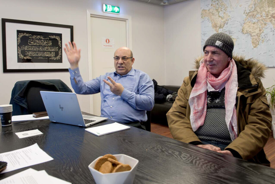 Styreleder Noureddine Boukil (til venstre) jobber med IT for Telia på dagtid. Innsamlingsleder Mimoun Amara er bio-ingeniør. Om ettermiddagen og kvelden jobber de frivillig for hjelpeorganisasjonen Rahma Islamic Relief Fund. Det samme gjør mange andre fra ulike innvandrermiljøer. Foto: Ken Opprann