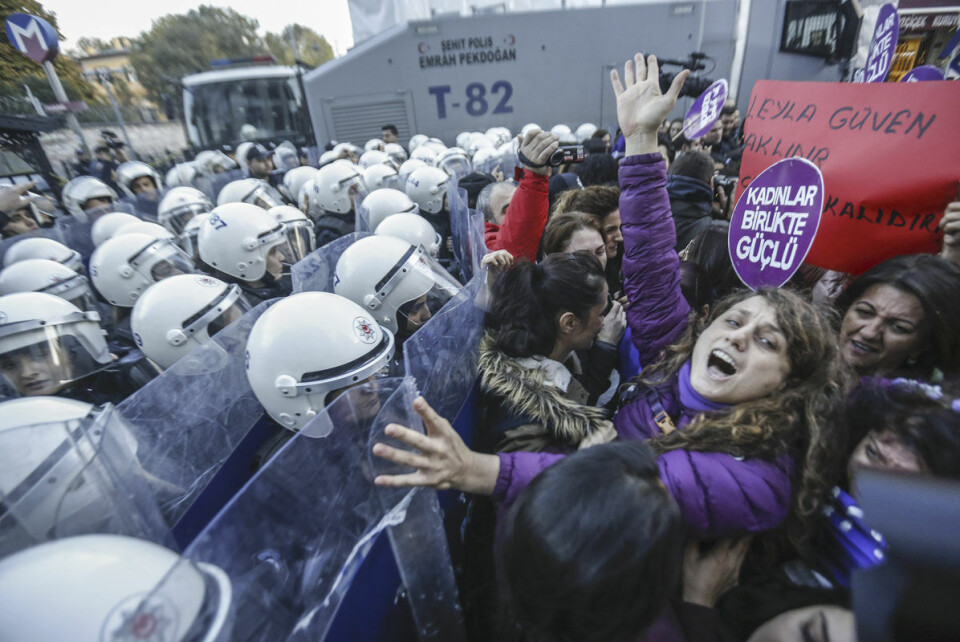Istanbul, august 2018: Kvinneaktivister forsøker å dra i gang et demonstrasjonstog mot kjønnsbasert vold og overgrep mot kvinner. De blir stoppet av politiet.