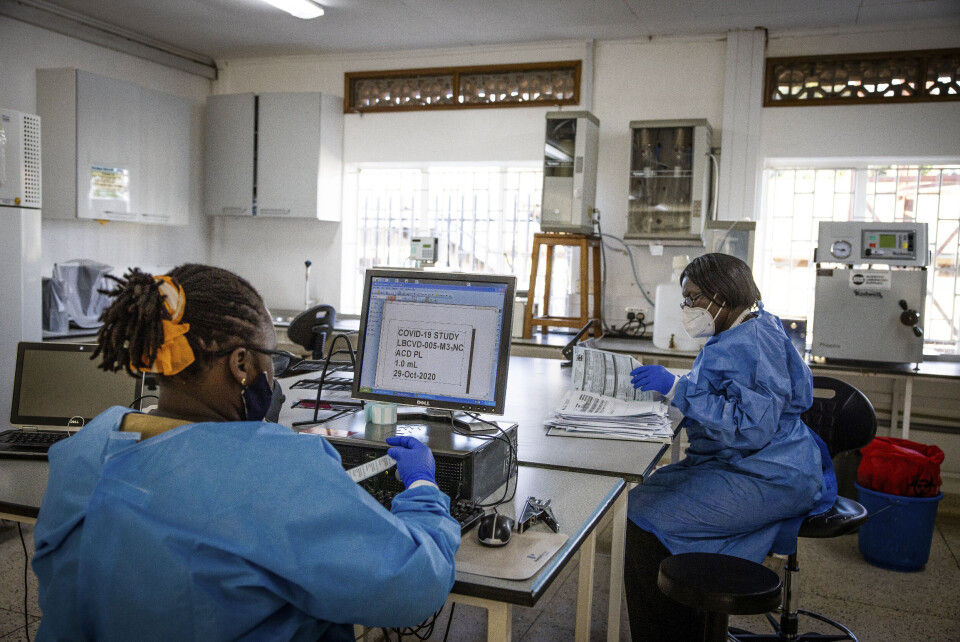 Forskere og labteknikere ved Uganda Virus Research Institute (UVRI) analyserer koronasmittet blod for å få mer kunnskap om befolkningens immunrespons. Foto: Sofi Lundin
