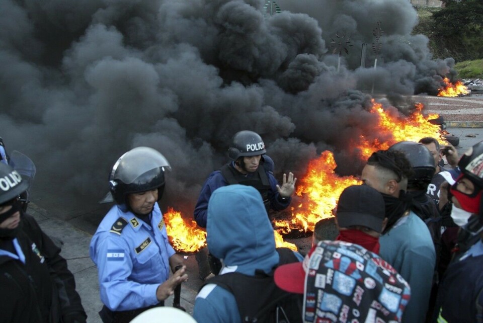 Politiet prøver å ta over kontroll over en veisperring opprettet av demonstranter i Honduras' hovedstad Tegucigalpa fredag. Det har vært påstander om valgfusk og omfattende uro etter presidentvalget i landet.