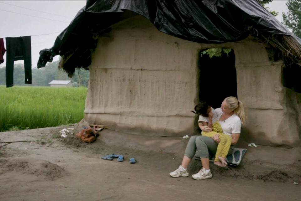 I 2018 reiste Janne Formoe til en landsby i Nepal i forbindelse med TV2s juleaksjon. I et område hvor 9 av 10 jentebarn giftes bort, introduserte Plan Norge den norske skuespilleren for 7 år gamle Bhumika. Tv-seerne fikk servert en gripende historie der Formoe gråter og forteller at hun skulle ønske hun kunne «gjøre noe». Innslaget avsluttes med at den sju år gamle jenta sitter på skuespillerens fang: «Når vi sitter der, bare vi to, da hadde vi et språk sammen. Plutselig var vi veldig nærme. Vi var liksom to jenter, et barn og en voksen (…), det var bare oss to i det øyeblikket», sier Formoe. Foto: TV2