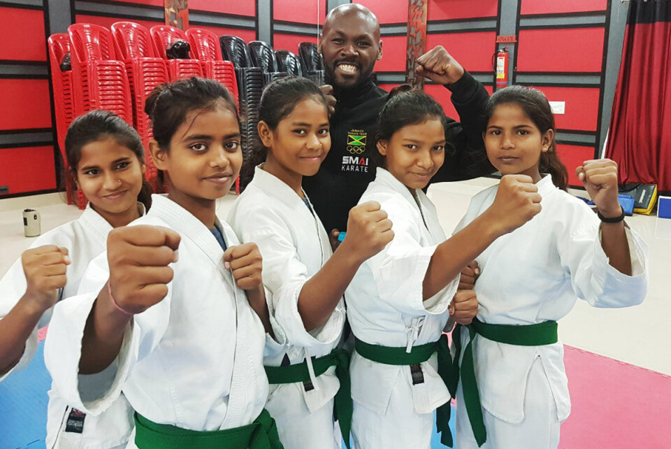 Muskan, Ritu, Kajal, Susmita og Pooja trener hardt hver uke og skal snart delta i et nasjonalt mesterskap. Bak står Fair Fight-ambassadør Alton Brown, som skal representere Jamaica under OL i 2020. Foto: Harald Herland