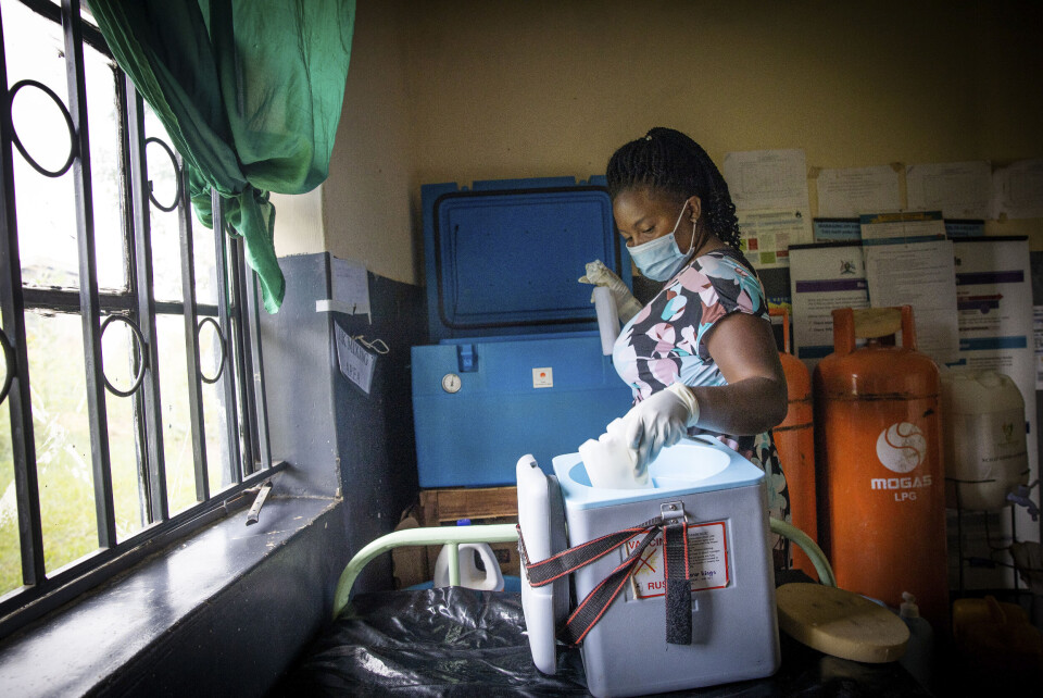 Ute på landsbygda utenfor byen Mukono ligger en liten helseklinikk der folk fra landsbyer i distriktet kommer for å få hjelp med ulike helserelaterte problemer, deriblant vaksinering. Vaksinene kommer med lastebil fra distriktslageret, og på klinikken blir de oppbevart i frysere og transportert videre ut til folk i mobile frysebokser. Foto: Sofi Lundin