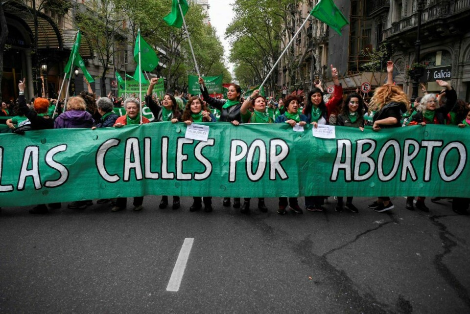 Argentina innførte selvbestemt abort etter langvarig kamp. Her fra en tilhenger-demontrasjon. Deres motstandere, som bruker blått i sine kampanjer, kjemper videre. Foto: AFP/ NTB