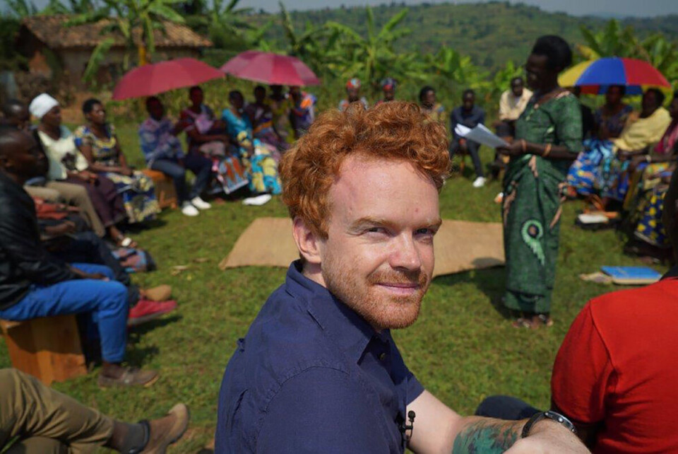 Komiker og skuespiller Mikkel Niva var blant programlederne under TV-aksjonen ifjor. Da ble han med Care Norge til Rwanda hvor han blant annet fikk innsikt i organisasjonens arbeid med låne- og spargrupper. TV-seerne fikk i tillegg innblikk i hvor dårlige toalettfasiliteter det er på landsbygda i det sentralafrikanske landet. Foto: NRK
