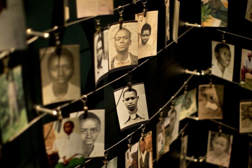 Frankrike anklages i en ny rapport for å være medskyldig til folkemordet i Rwanda i 1994. Bildet viser familiebilder av ofre for folkemordet i Kigali Genocide Memorial Centre.