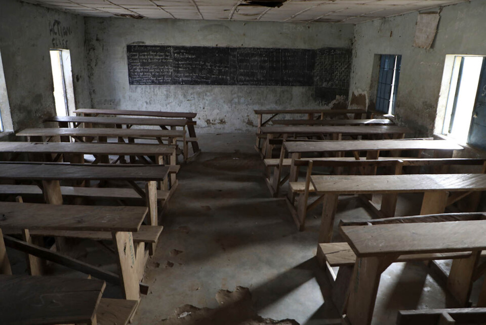 Tomme skolebenker etter at væpnede menn angrep en skole i Kagara, Nigeria og bortførte både studenter og lærere i februar i år. Minst en student ble drept. Foto: AP /NTB