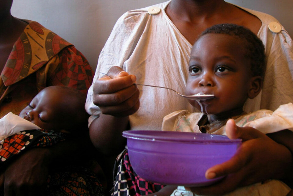 Caritas er bekymret for utviklingen i Afrika der stadig flere barn går sultne til sengs. Barnet på bildet får ekstra mat på et sykehus.