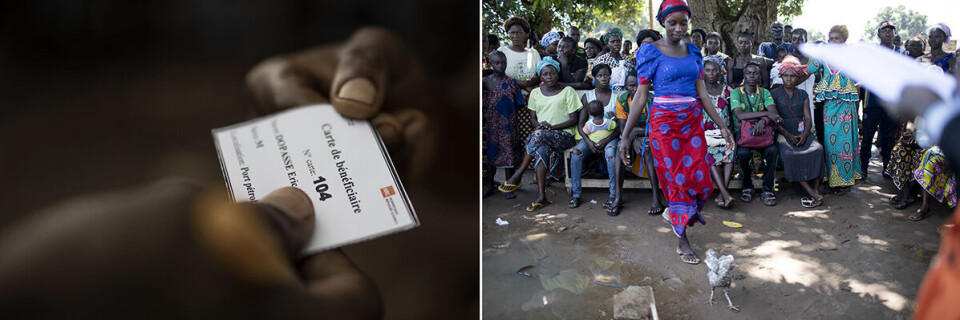 Flyktninghjelpen støtter de flomrammede i Bangui med utstyr for matlaging og hygiene. I skyggen av et tre har det samlet seg et hundretalls mennesker når organisasjonen roper opp navn på de som skal få «startpakker». Foto: Espen Røst