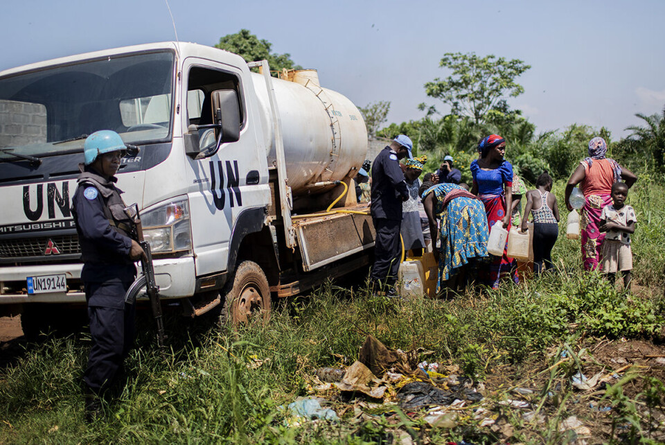 10 000 hus, 1500 latriner og 1000 brønner kan ligge under vann etter ekstrem-regnet i Den sentralafrikanske republikk. Mange har mistet alt de eide, som her i bydelen Cité Kolongo i Bangui der FNs Minusca-styrke sørger for rent vann. Foto: Espen Røst