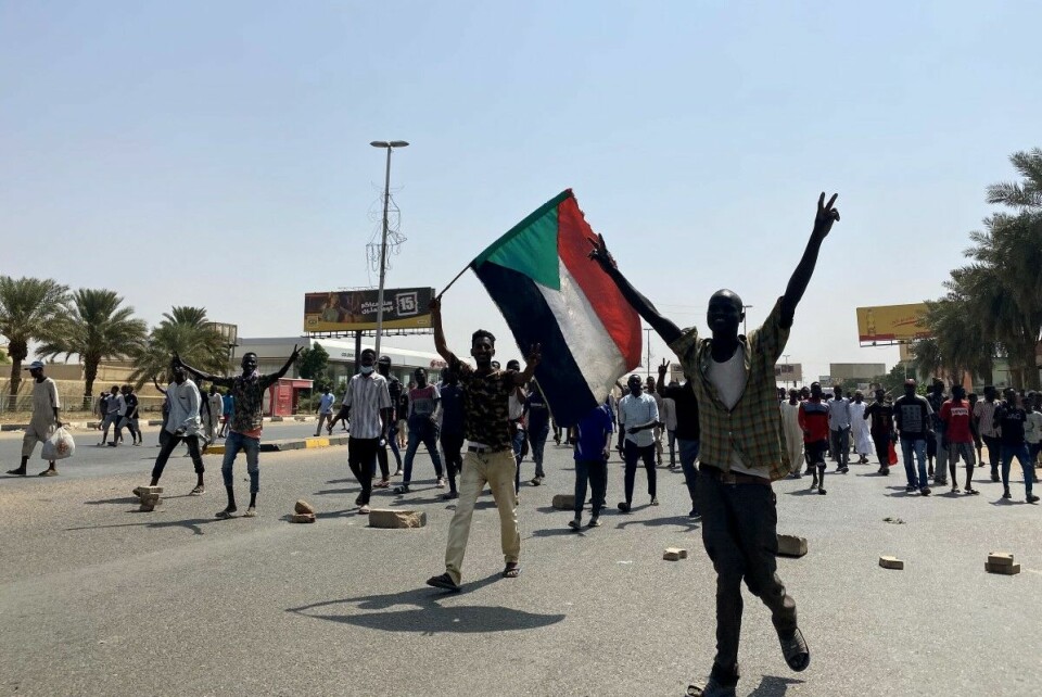 Demonstrasjonene mot kuppmakerne fortsatte utover natta i Khartoum og andre byer i Sudan. Foto: AA/ABACA / Abaca / NTB.