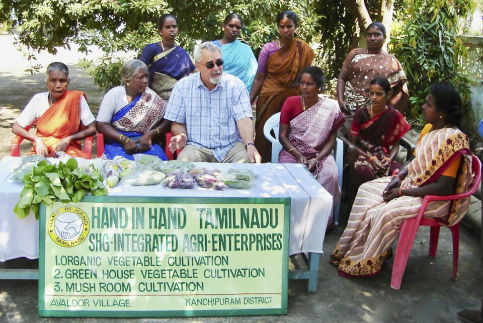 Percy Barnevik med kvinnelige entreprenører i India. Hans kongstanke er å bekjempe fattigdom gjennom jobbskaping, med spesielt fokus på sårbare kvinner i utviklingsland.
Foto: Hand in Hand International