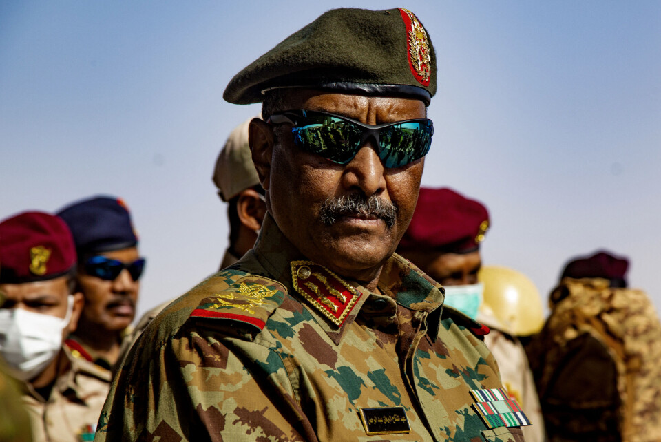 General Abdel Fattah al-Burhan har i en TV-sendt tale mandag sagt at han oppløser både overgangsrådet og regjeringen. Foto: NTB