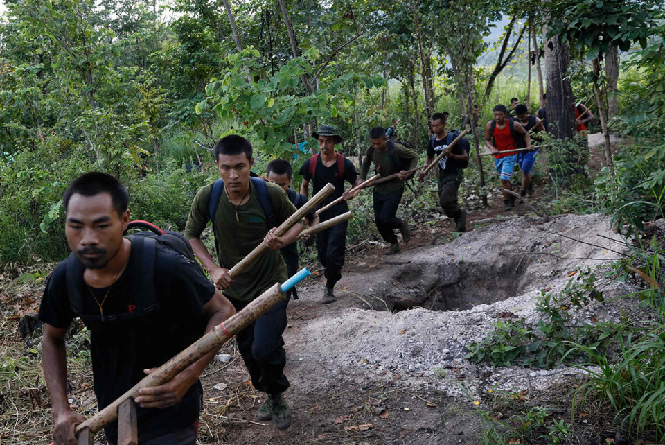Medlemmer People's Defense Force, den væpnede fløyen til National Unity Government (NUG), skyggeregjeringen som ble stiftet etter at militæret kuppet makten i Myanmar i februar i år. Foto: Str. / AFP / NTB Medlemmer People's Defense Force, den væpnede fløyen til National Unity Government (NUG), skyggeregjeringen som ble stiftet etter at militæret kuppet makten i Myanmar i februar i år. Foto: Str. / AFP / NTB
