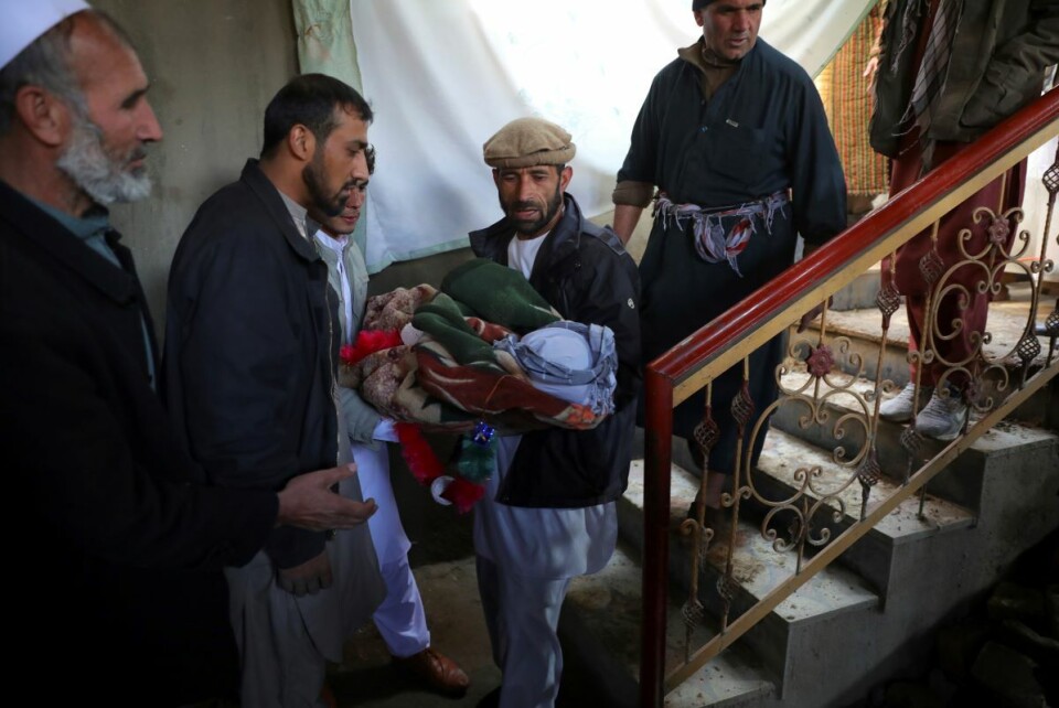 Slektninger bærer en gutt som ble drept i et granatangrep i Kabul. Mer enn 26.000 barn har siden 2005 blitt drept eller skadd i krigen i Afghanistan. Foto: Rahmat Gul / AP / NTB