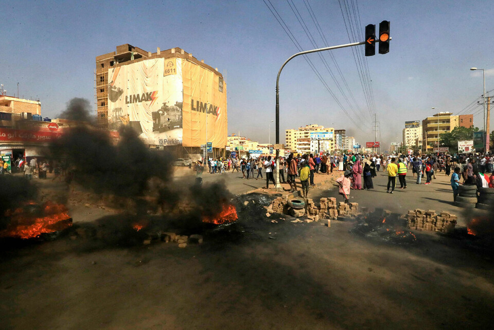 Nyhetsbyrået AP meder at statsminister Abdallah Hamdok og flere andre politikere skal være tatt til fange av militære styrker i Sudan. På gata i Khartoum, er det nå enorme demonstrasjoner. Foto: STR. / AFP / NTB