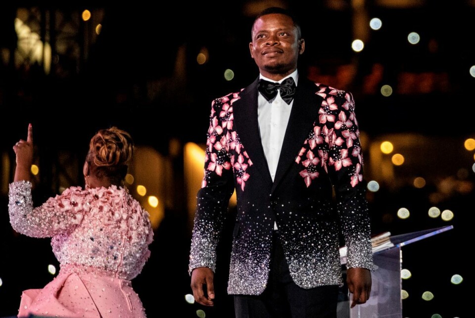 Evangelisten Shepard Bushiri påstår at han kan utføre mirakler, og har tjent godt på det. Men sørafrikansk økokrim mener han trolig er en svindler. Foto: NTB