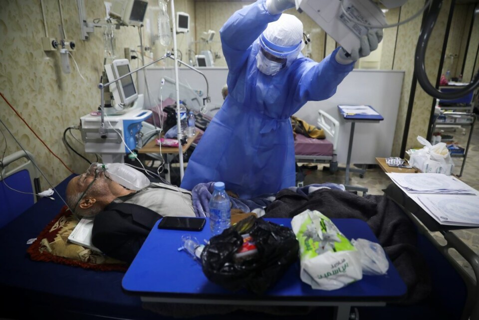 En koronapasient får surstoff ved et sykehus i Idlib i Syria. Helsepersonellet jobber for fullt under ytterst vanskelige forhold. Foto: AP / Ghaith Alsayed / NTB
