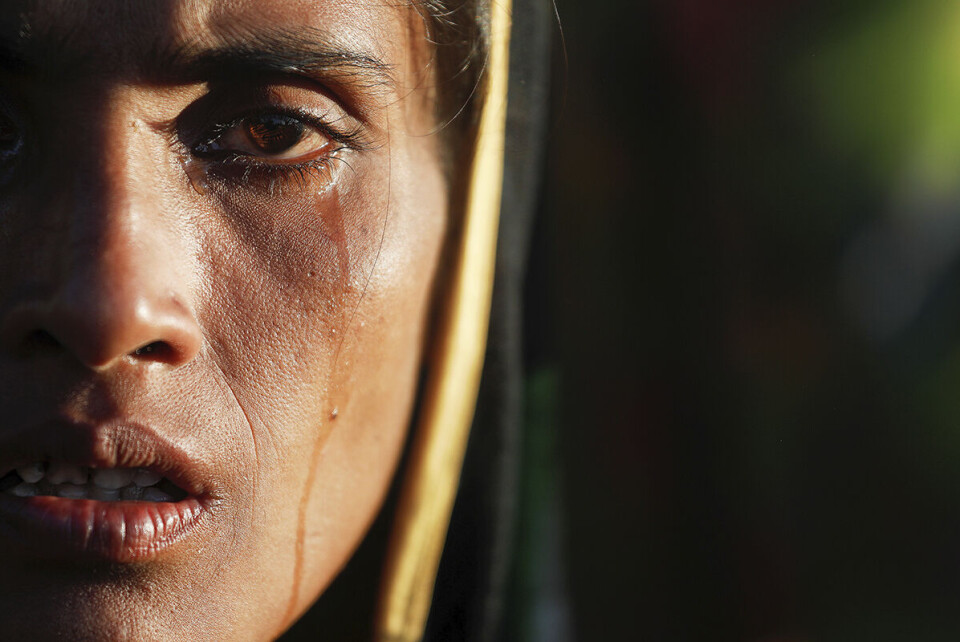 Amina Khatun rømte da landsbyen i delstaten Rakhine ble angrepet av burmesiske soldater. 30-åringen har sovet med familien under åpen himmel like ved flyktningleirene i Cox´s Bazar og forteller at hun ikke har spist på tre dager. Mer enn 620 000 rohingyaer har flyktet til Bangladesh siden slutten av august. Foto: Damir Sagolj / Reuters / NTB Scanpix