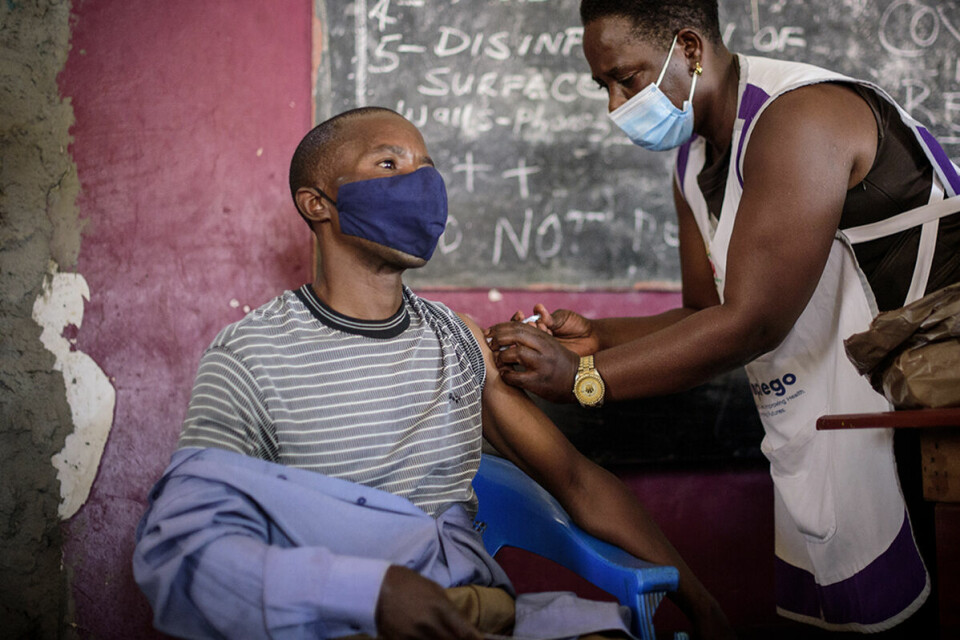 En sykepleier setter en koronavaksine ved Kisenyi Health Center i sentrum av Kampala, Uganda. Uganda akselererte vaksinasjonsarbeidet i september for å administrere 128 000 doser som ankomkom og utløp i slutten av den måneden. Men landet har fortsatt bare vaksinert om lag tre prosent av befolkningen. Foto: Nicholas Bamulanzeki / AP / NTB